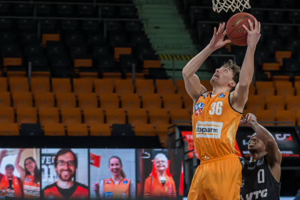 在对阵奥萨 在对阵奥萨