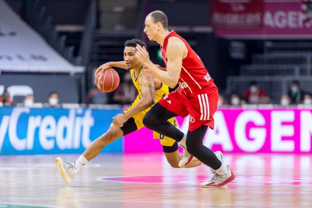 都充满了悬 都充满了悬