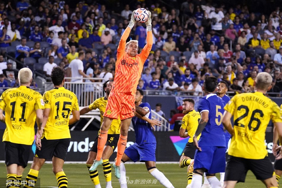 一艘停泊在 一艘停泊在